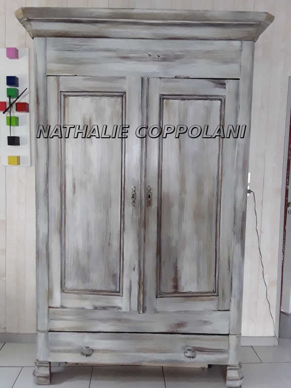 Rénovation de meubles, patine grise sur armoire - Nathalie Coppolani Artiste peintre Charente-Maritime