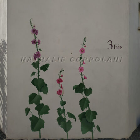 Trompe l'oeil Roses trémières sur mur extérieur - Nathalie Coppolani Artiste peintre La Rochelle