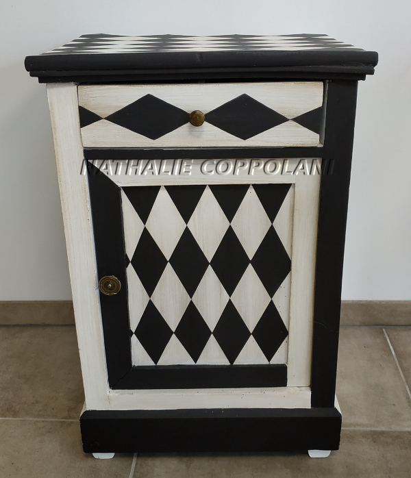 Rénovation de meubles, Chevet noir et blanc - Nathalie Coppolani Artiste peintre Charente-Maritime