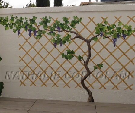 Trompe l’oeil Rochefort sur un mur extérieur. Décor mural Pied de vigne sur une treille - Nathalie Coppolani Artiste peintre La Rochelle