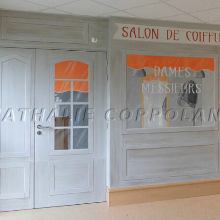 Trompe l'oeil devanture salon de coiffure style début 20ème siècle - Maison de retraite de Dompierre sur mer - Nathalie Coppolani Artiste peintre La Rochelle