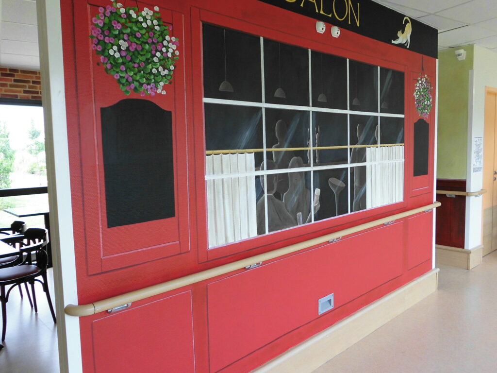 Trompe l’oeil façade pub anglais pour le salon des familles - Maison de retraite Dompierre sur Mer - Nathalie Coppolani Artiste peintre La Rochelle