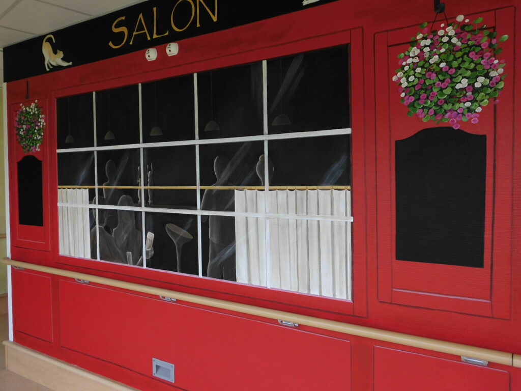 Trompe l’oeil façade pub anglais pour le salon des familles - Maison de retraite Dompierre sur Mer - Nathalie Coppolani Artiste peintre La Rochelle