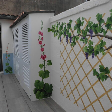Trompe l’oeil Rochefort sur un mur extérieur. Décor mural Pied de vigne sur une treille - Nathalie Coppolani Artiste peintre La Rochelle