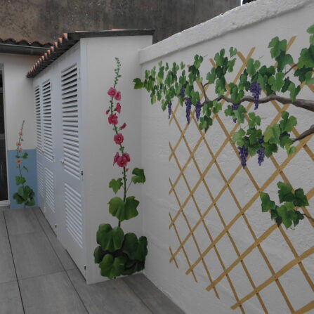 Trompe l’oeil Rochefort sur un mur extérieur. Décor mural Pied de vigne sur une treille - Nathalie Coppolani Artiste peintre La Rochelle